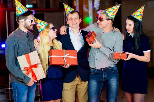 Młodych ludzi urodzinowe — Zdjęcie stockowe