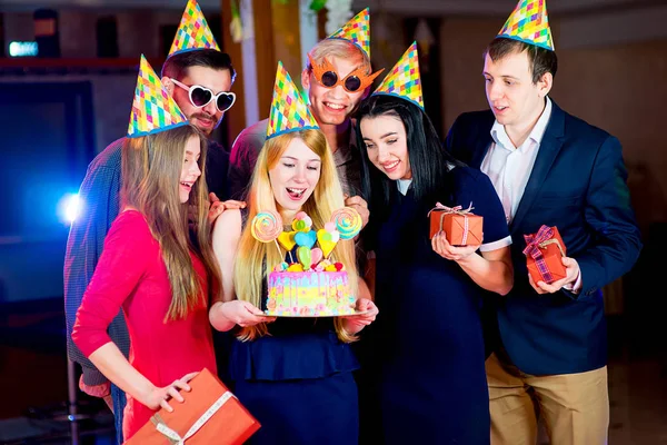 Mladé lidi oslava narozenin — Stock fotografie