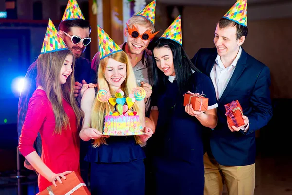 Mladé lidi oslava narozenin — Stock fotografie