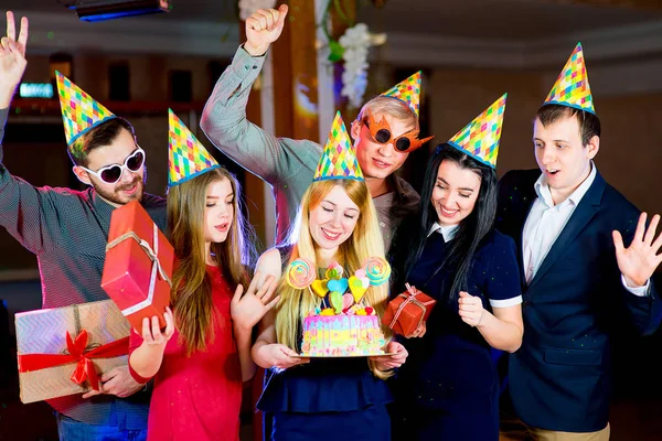 Young volkeren verjaardagsfeestje — Stockfoto