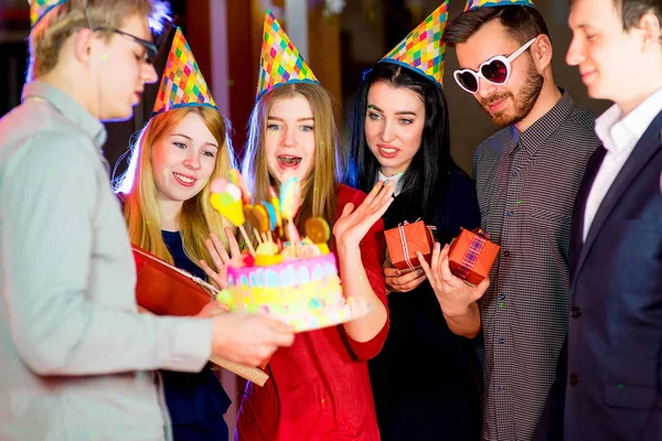 Fiesta de cumpleaños de los jóvenes — Foto de Stock