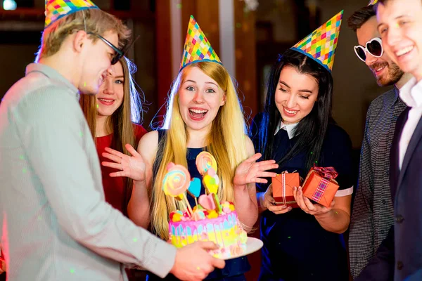 Fiesta de cumpleaños de los jóvenes — Foto de Stock