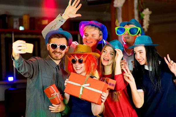 Fiatal népek születésnapi party — Stock Fotó