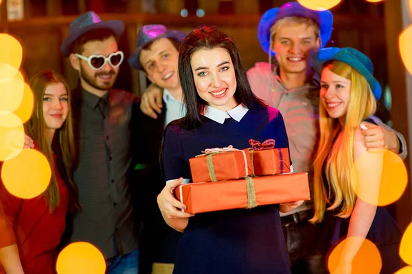 Fiatal népek születésnapi party — Stock Fotó
