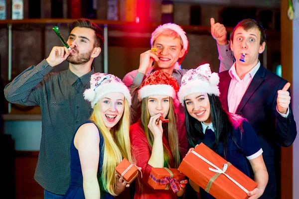 Fiatal népek karácsonyi party — Stock Fotó