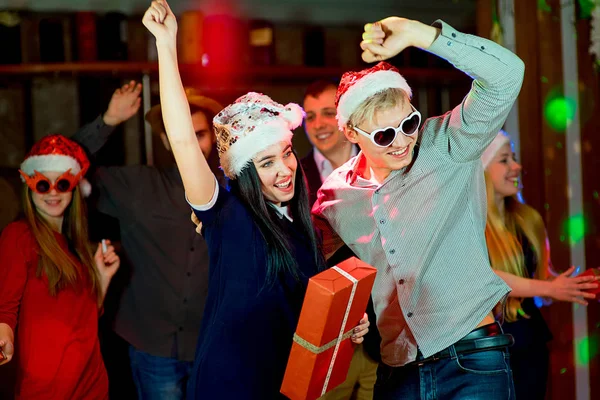 Різдвяна вечірка молодих людей — стокове фото