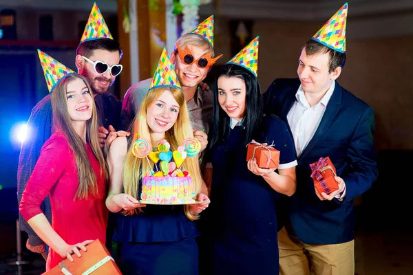 Fiesta de cumpleaños de los jóvenes — Foto de Stock