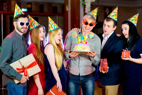 Ung bemannar födelsedagsfest — Stockfoto