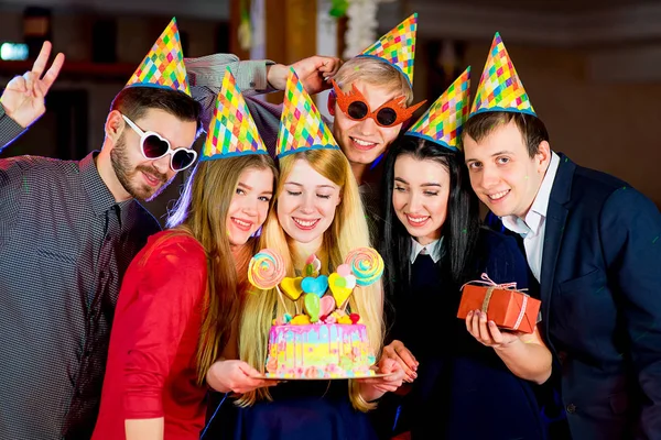 Fiesta de cumpleaños de los jóvenes —  Fotos de Stock