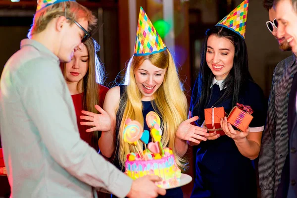 젊은 사람들 생일 파티 — 스톡 사진
