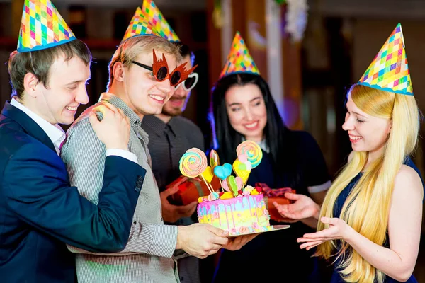 Jovens festa de aniversário — Fotografia de Stock