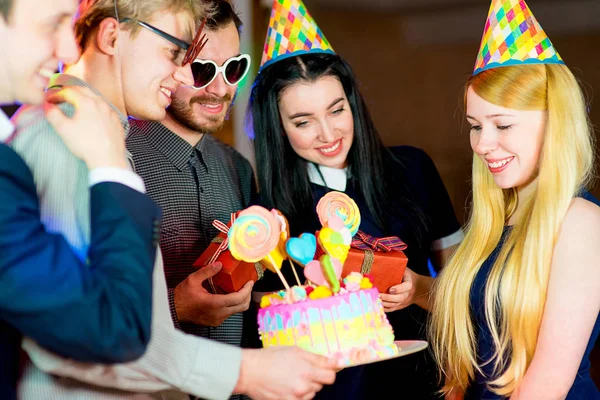 Νέοι λαοί πάρτι γενεθλίων — Φωτογραφία Αρχείου