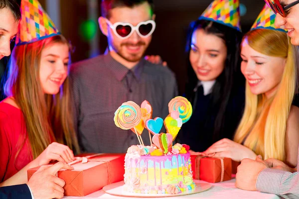 Jovens festa de aniversário — Fotografia de Stock