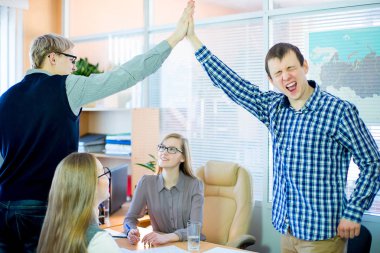 iki iş adamları birbirlerine beşlik