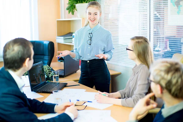 Mädchen erzählt seinen Begleitern etwas. — Stockfoto