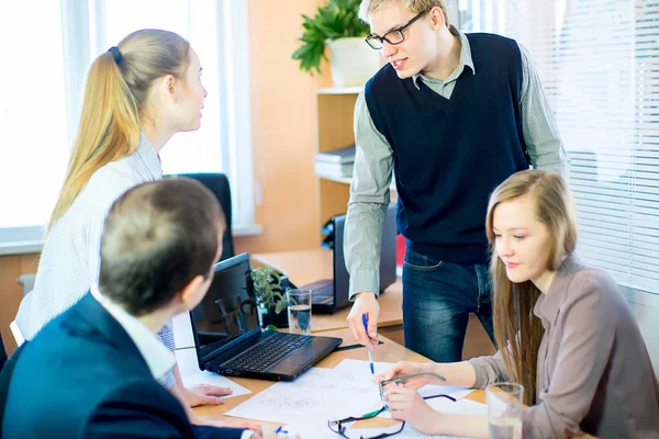 Discusión de los trabajadores en el escritorio ideas de negocios — Foto de Stock