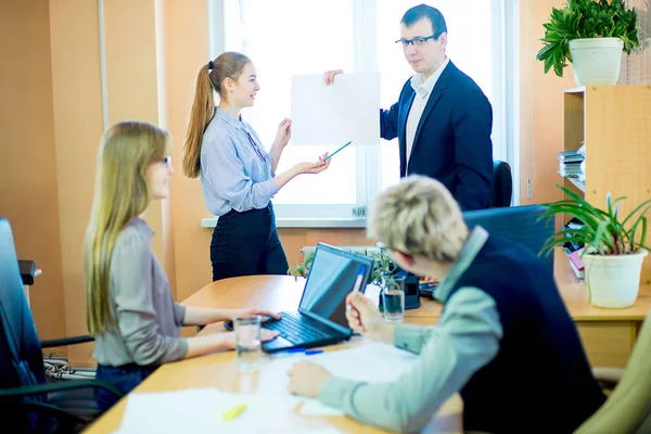 Geschäftsfrau und Geschäftsmann zeigen Präsentation — Stockfoto