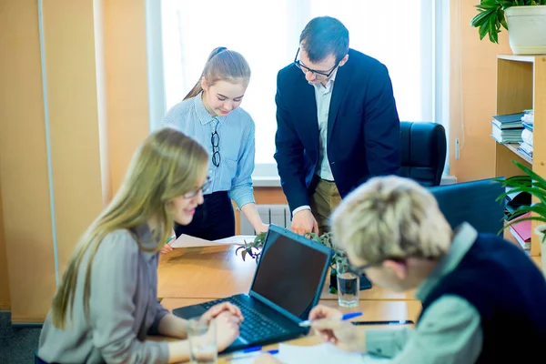 Business γυναίκα και άνθρωπος των επιχειρήσεων δείχνουν παρουσίαση — Φωτογραφία Αρχείου