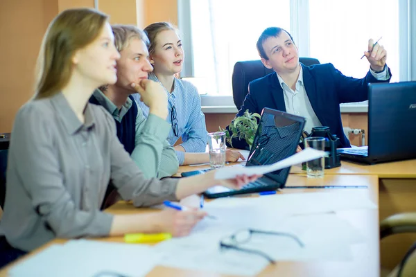 Discussione dei lavoratori alla scrivania idee di business — Foto Stock