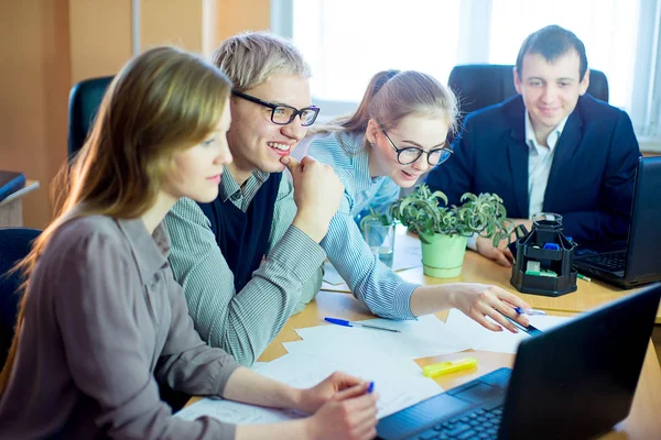 Discussion des travailleurs au bureau idées d'entreprise — Photo