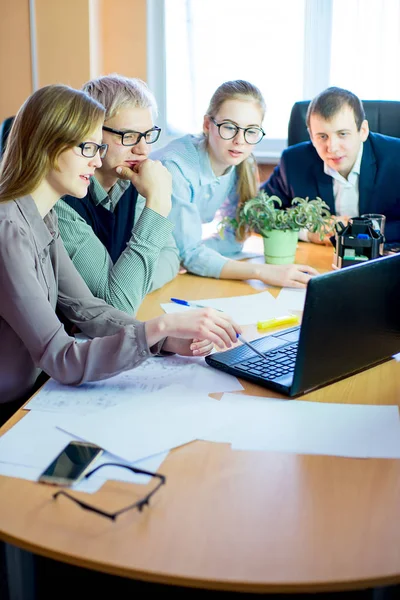 Discusión de los trabajadores en el escritorio ideas de negocios — Foto de Stock