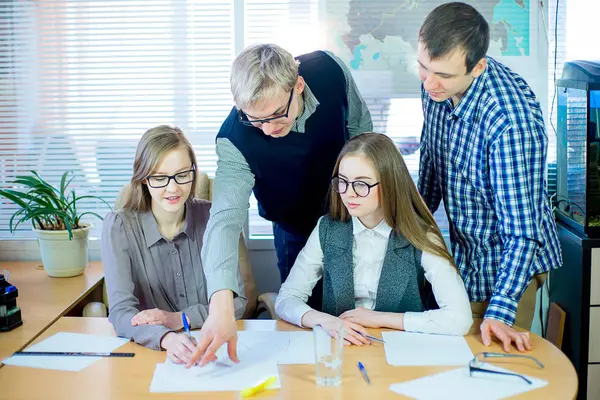 Discusión de los trabajadores en el escritorio ideas de negocios — Foto de Stock