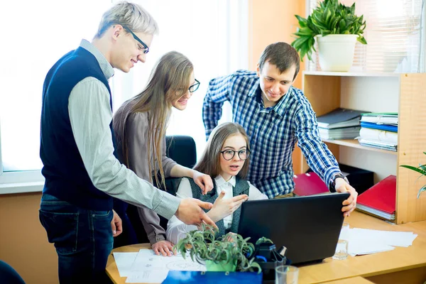 Discusión de los trabajadores en el escritorio ideas de negocios — Foto de Stock