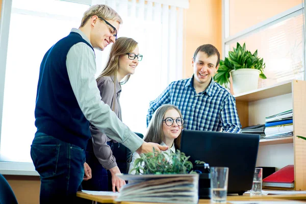 Discusión de los trabajadores en el escritorio ideas de negocios — Foto de Stock