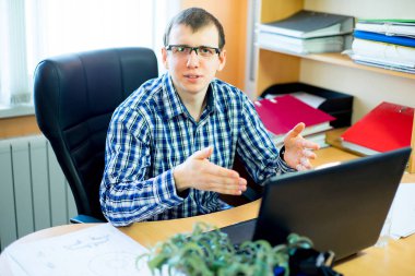 laptop önünde oturan işçi