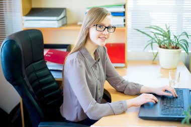 laptop önünde oturan işçi
