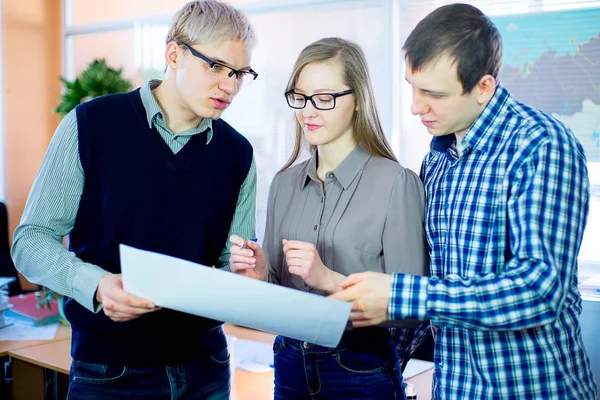 Discusión de los trabajadores en el escritorio ideas de negocios — Foto de Stock