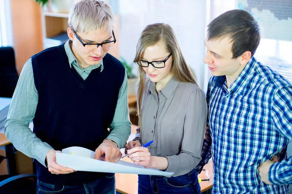 Discusión de los trabajadores en el escritorio ideas de negocios — Foto de Stock