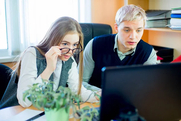 Dos empleados en un ordenador portátil — Foto de Stock