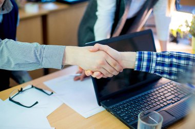 İki işadamı el sıkışıyor.