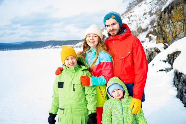 Aile bir kış göl üzerinde