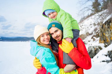 Aile bir kış göl üzerinde