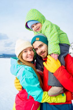 Aile bir kış göl üzerinde