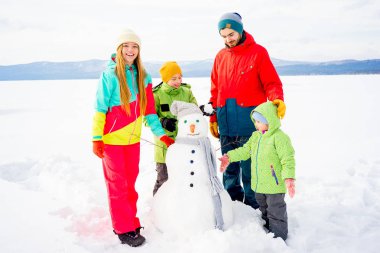 Bir kardan adam yapmak aile