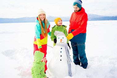 Bir kardan adam yapmak aile