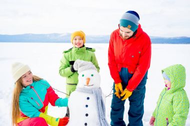 Bir kardan adam yapmak aile