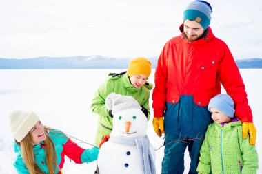 Bir kardan adam yapmak aile