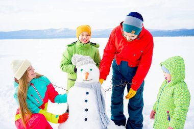 Bir kardan adam yapmak aile