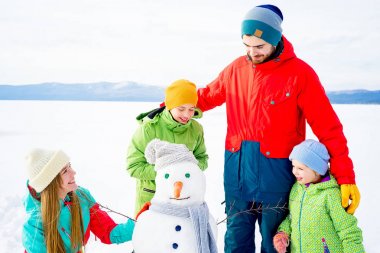 Bir kardan adam yapmak aile