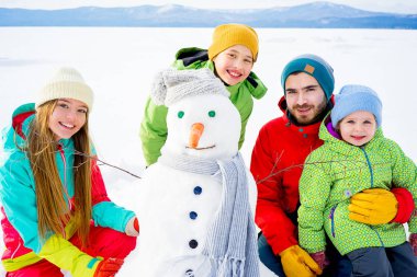 Bir kardan adam yapmak aile