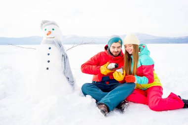 Kışın açık havada çay içme Çift