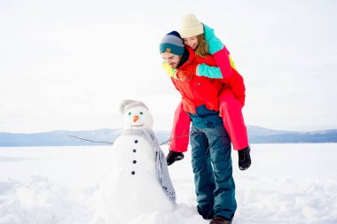 Çiftler iyi vakit geçiriyor.