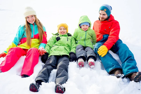 Famille couchée dans la neige — Photo