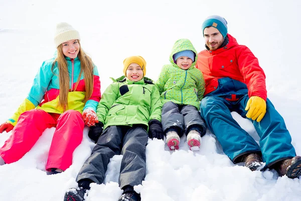 Famille couchée dans la neige — Photo