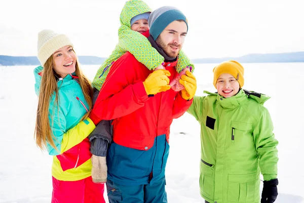 겨울 호수에 가족 — 스톡 사진