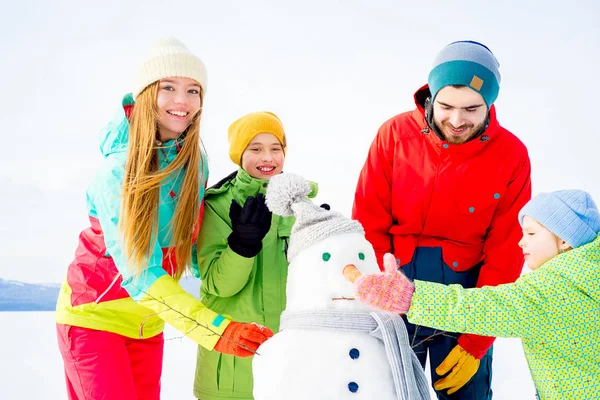 Famille faire un bonhomme de neige — Photo